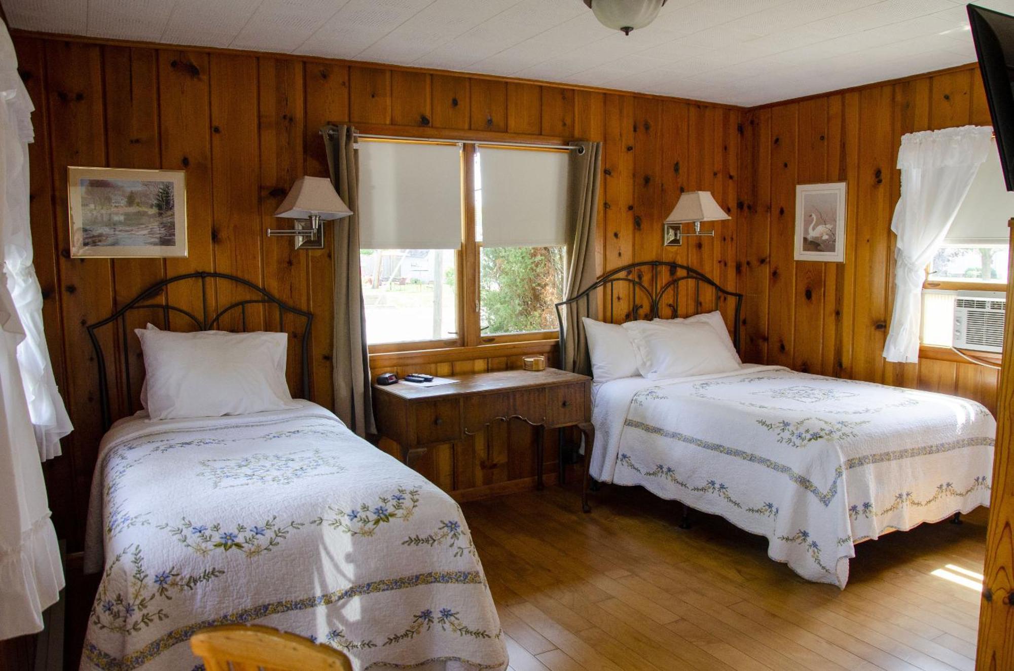 Ludington Blue Spruce Inn Rum bild