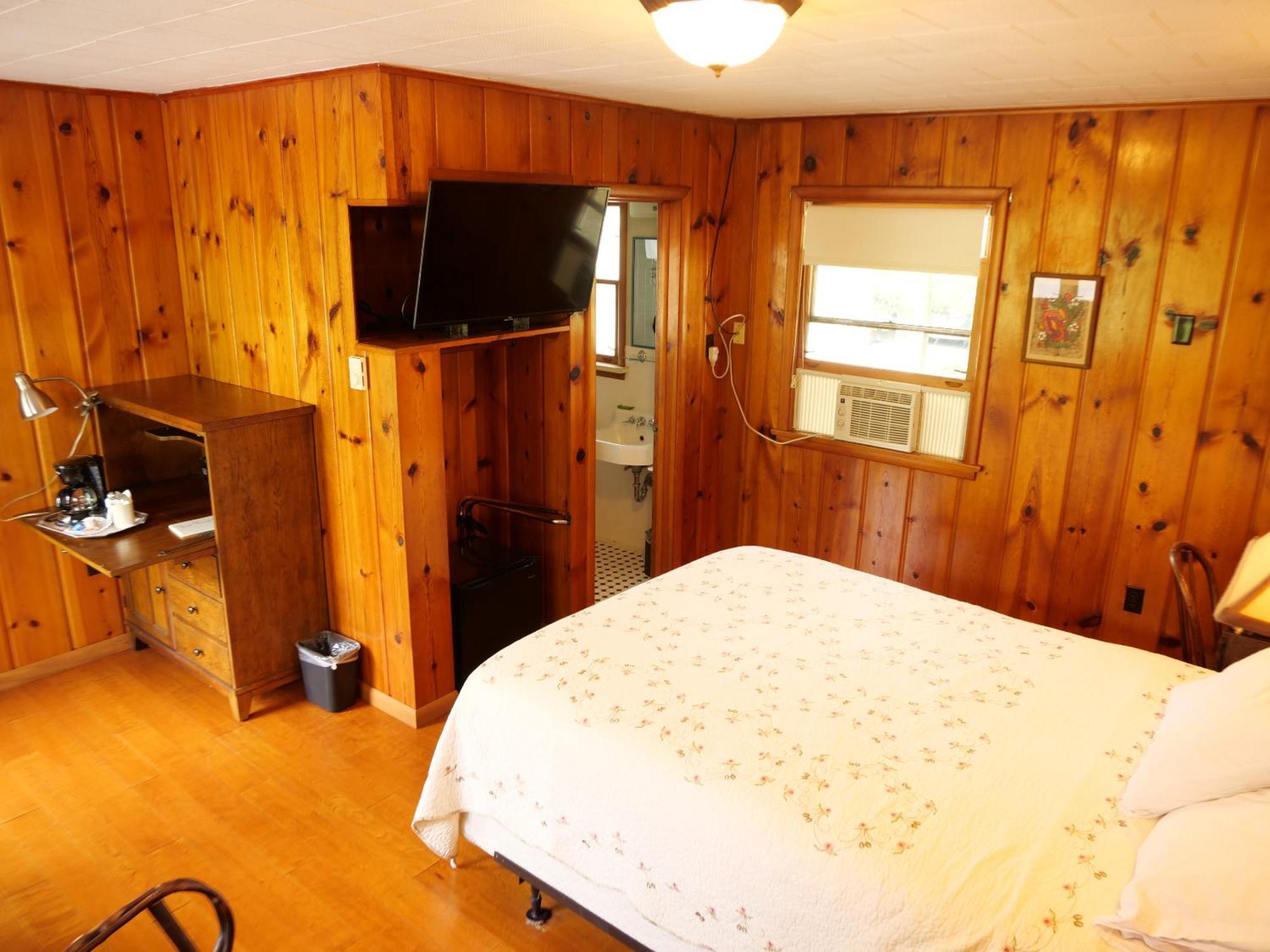 Ludington Blue Spruce Inn Rum bild