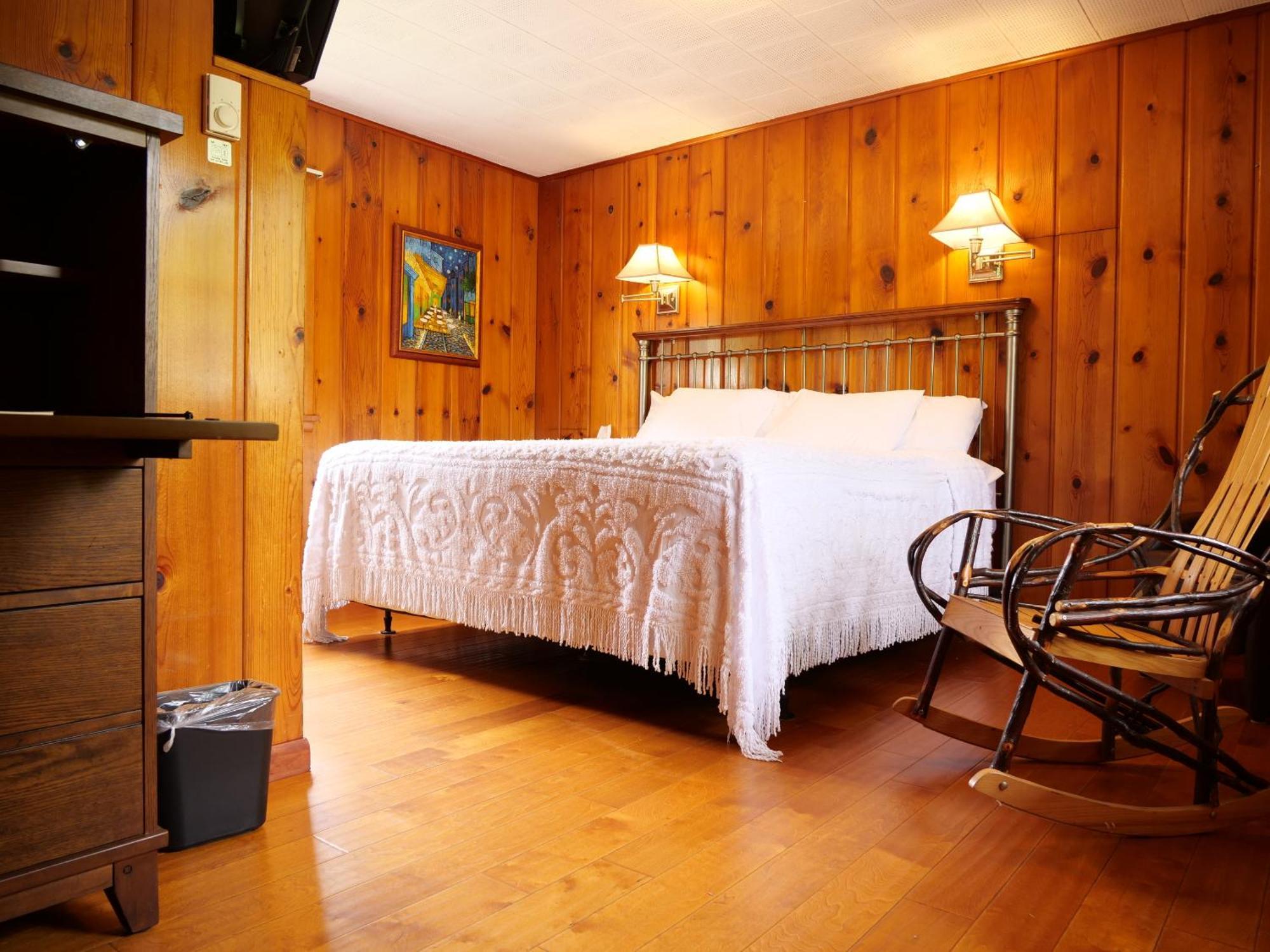 Ludington Blue Spruce Inn Rum bild